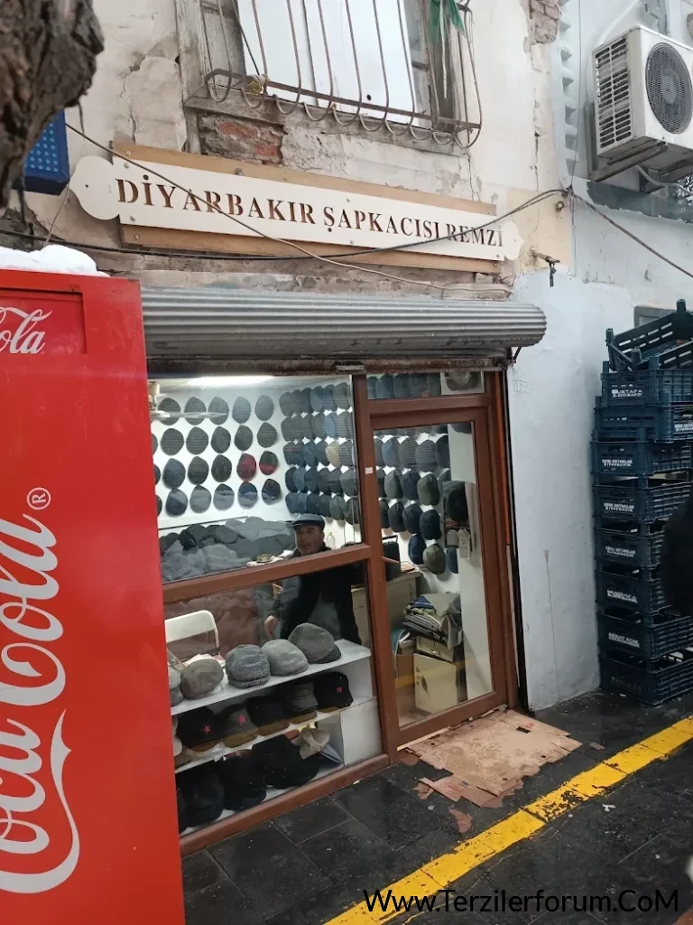 Diyarbakır Şapkacısı Remzi – Geleneksel El Yapımı Şapka ve Sekiz Köşe Kasket Ustası